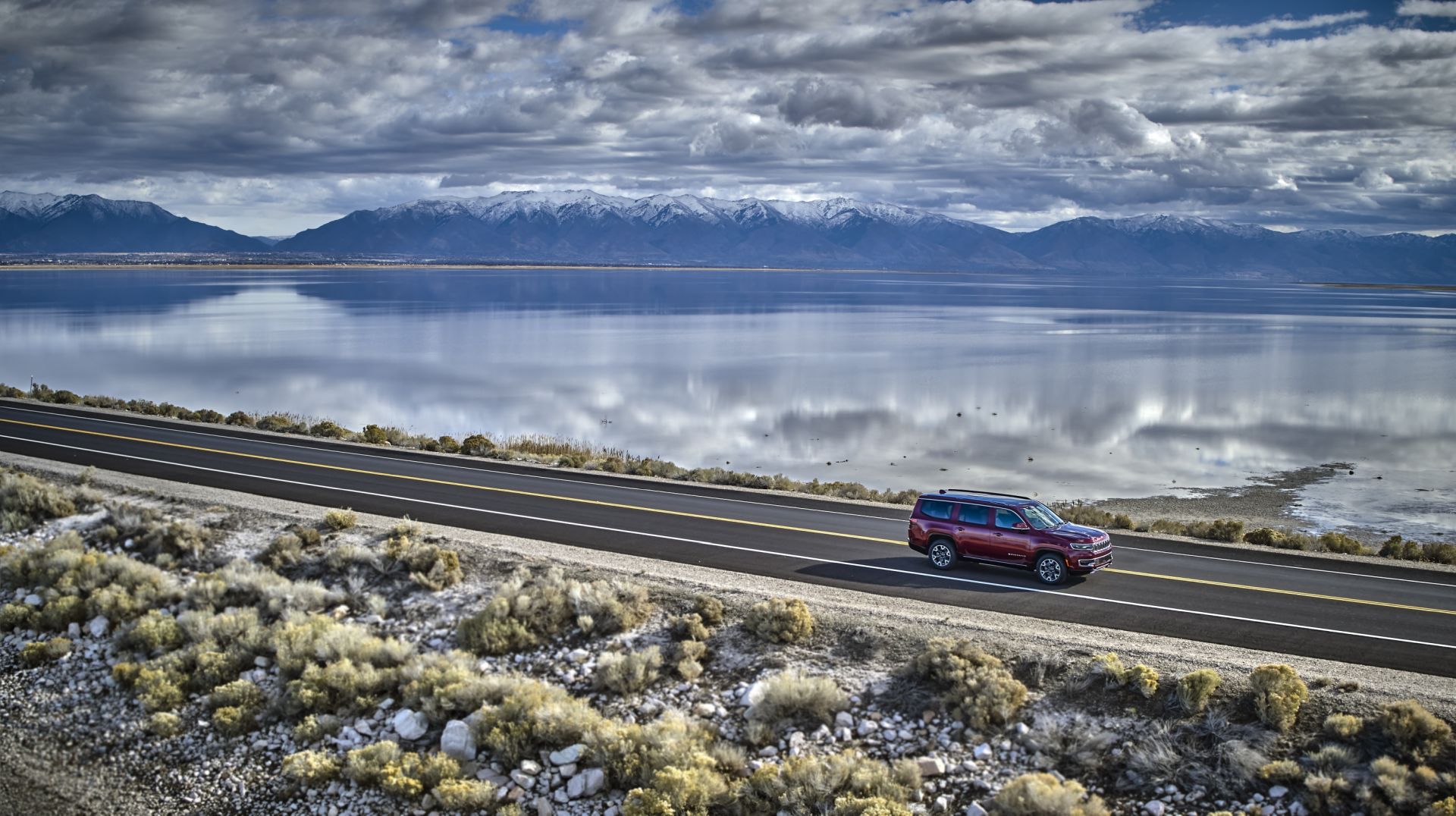 Jeep Wagoneer photo 18