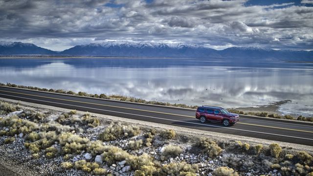 Jeep Wagoneer photo 18