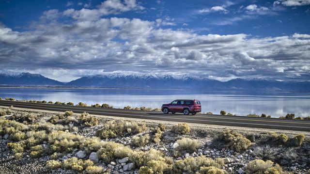 Jeep Wagoneer photo 19