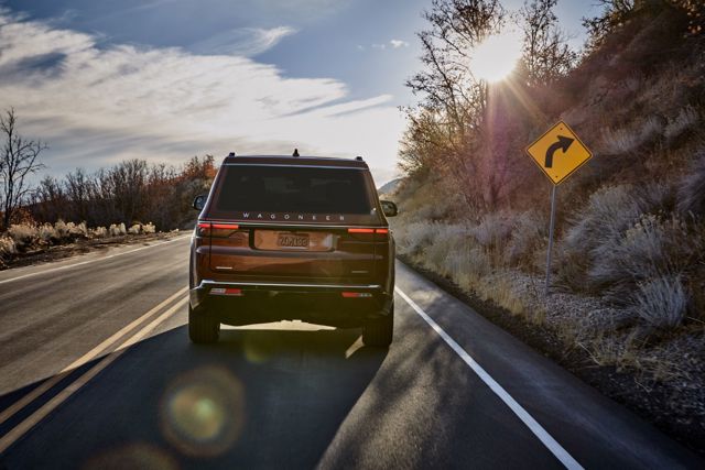 Jeep Wagoneer photo 22