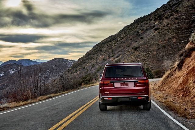 Jeep Wagoneer photo 31