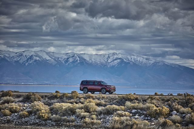 Jeep Wagoneer photo 33