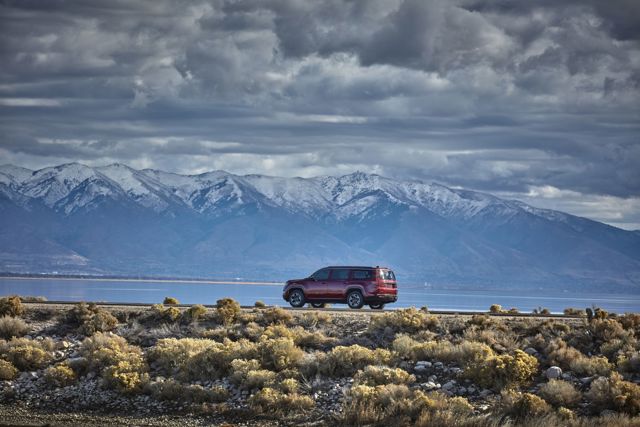 Jeep Wagoneer photo 34