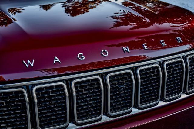 Jeep Wagoneer photo 36