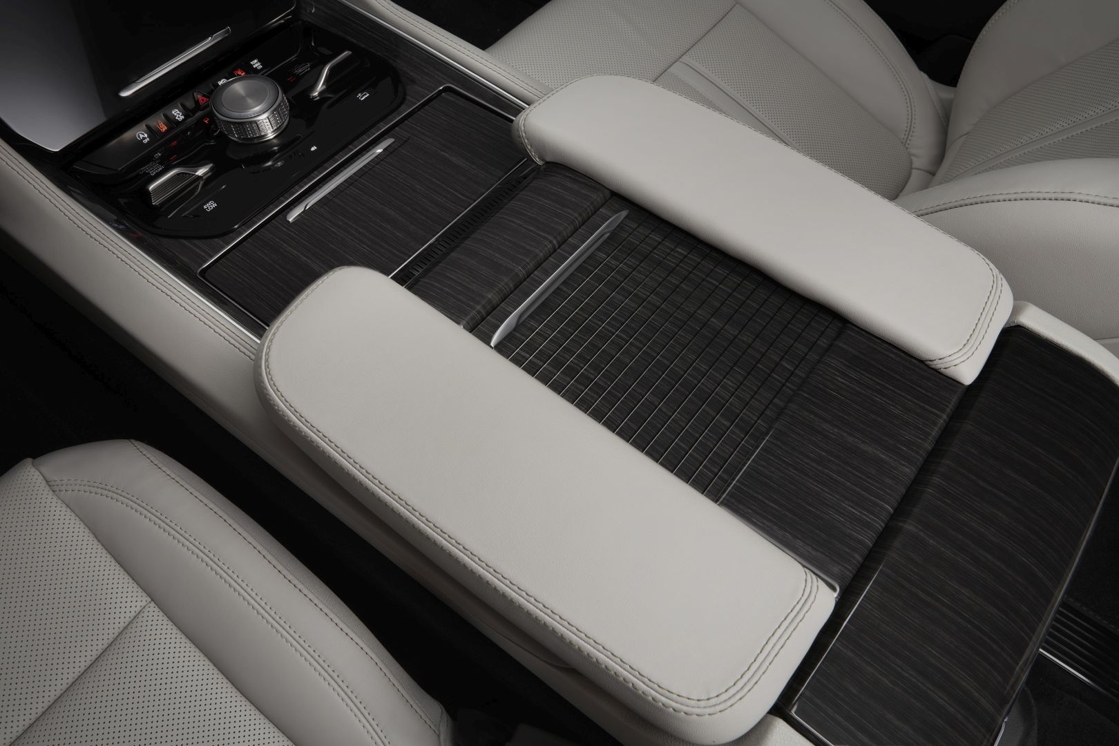 Jeep Wagoneer photo 46