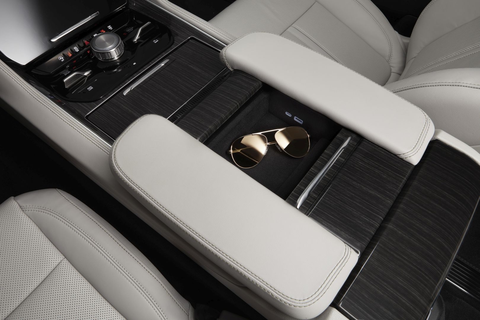 Jeep Wagoneer photo 47