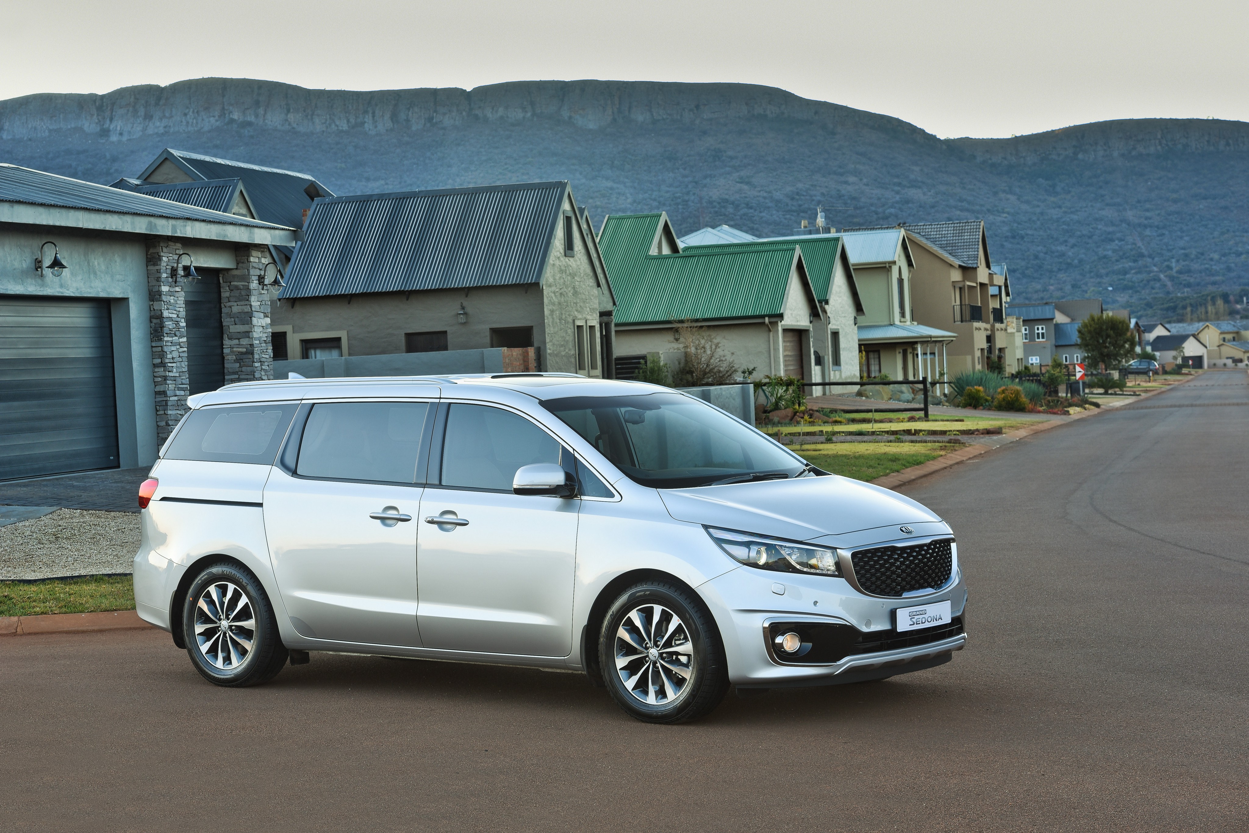 Kia Carnival / Sedona photo 2