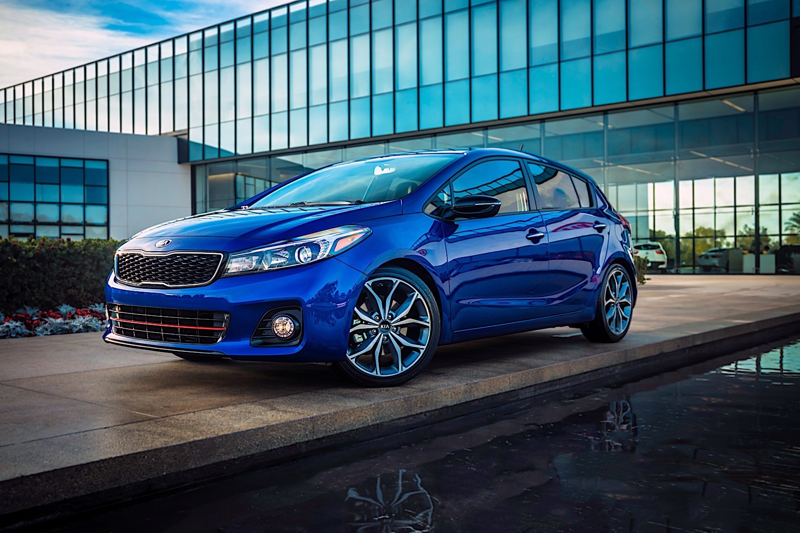 Kia Forte 5 Door photo 2