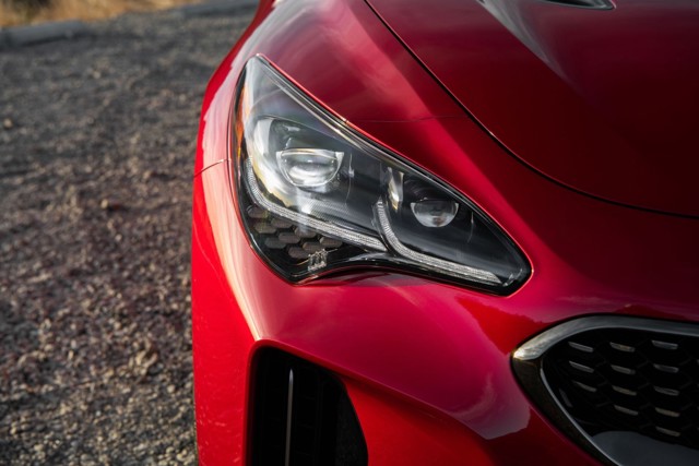Kia Stinger photo 2