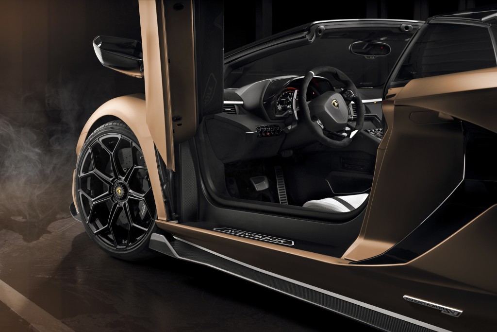 Lamborghini Aventador Roadster photo 30