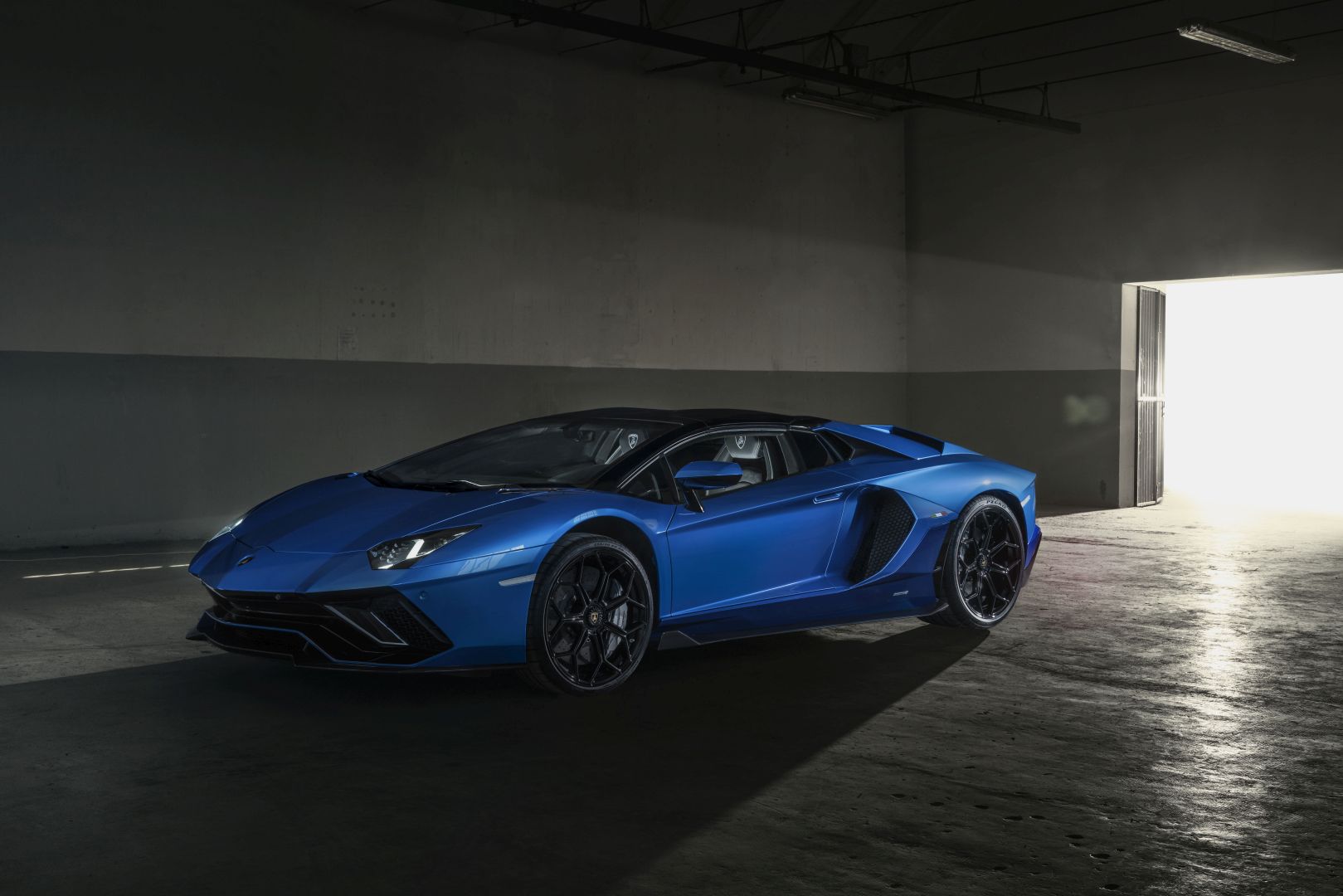 Lamborghini Aventador Roadster photo 23