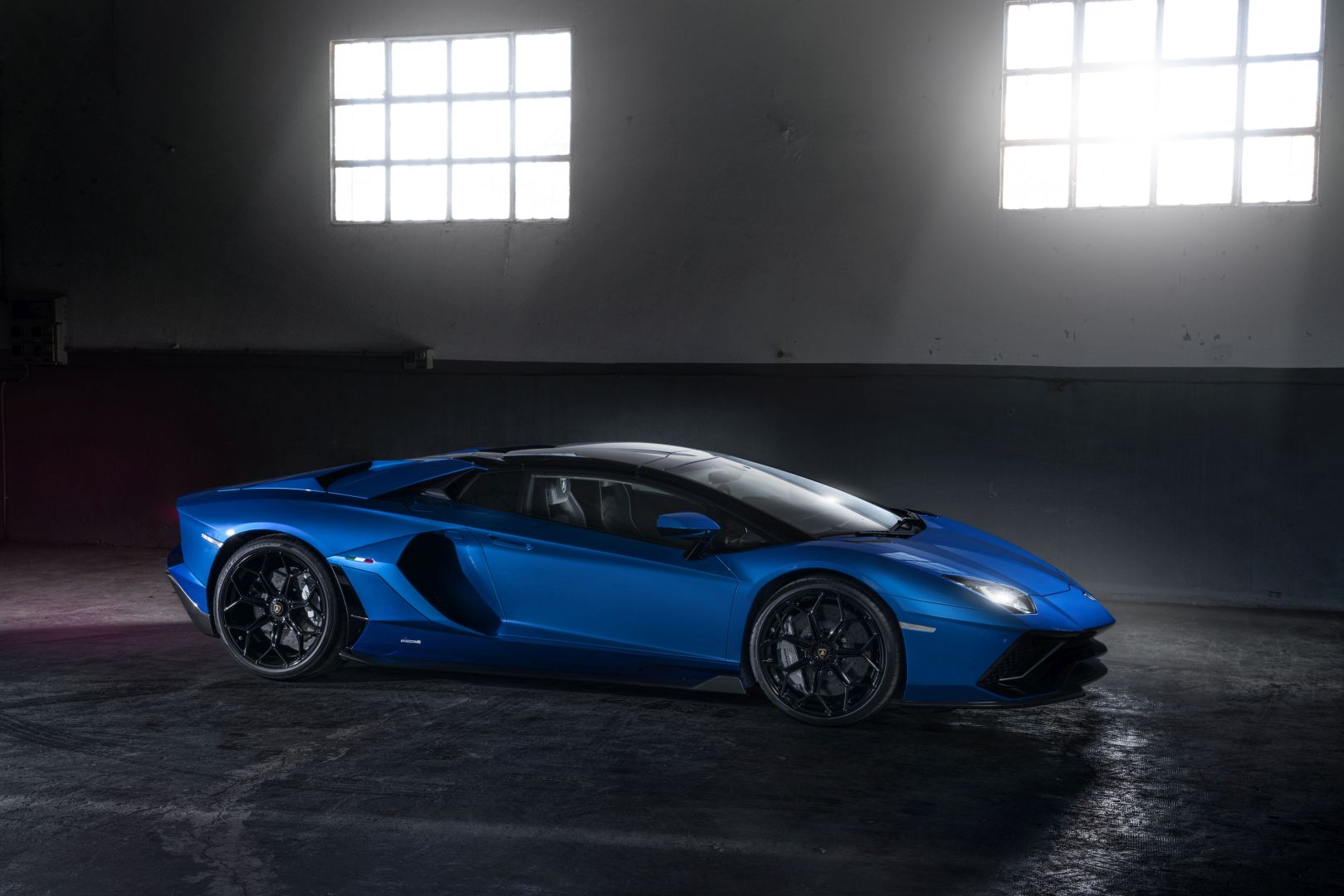Lamborghini Aventador Roadster photo 25