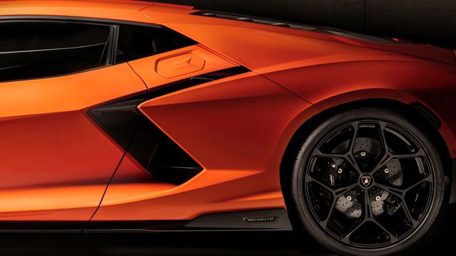Lamborghini Revuelto photo 22