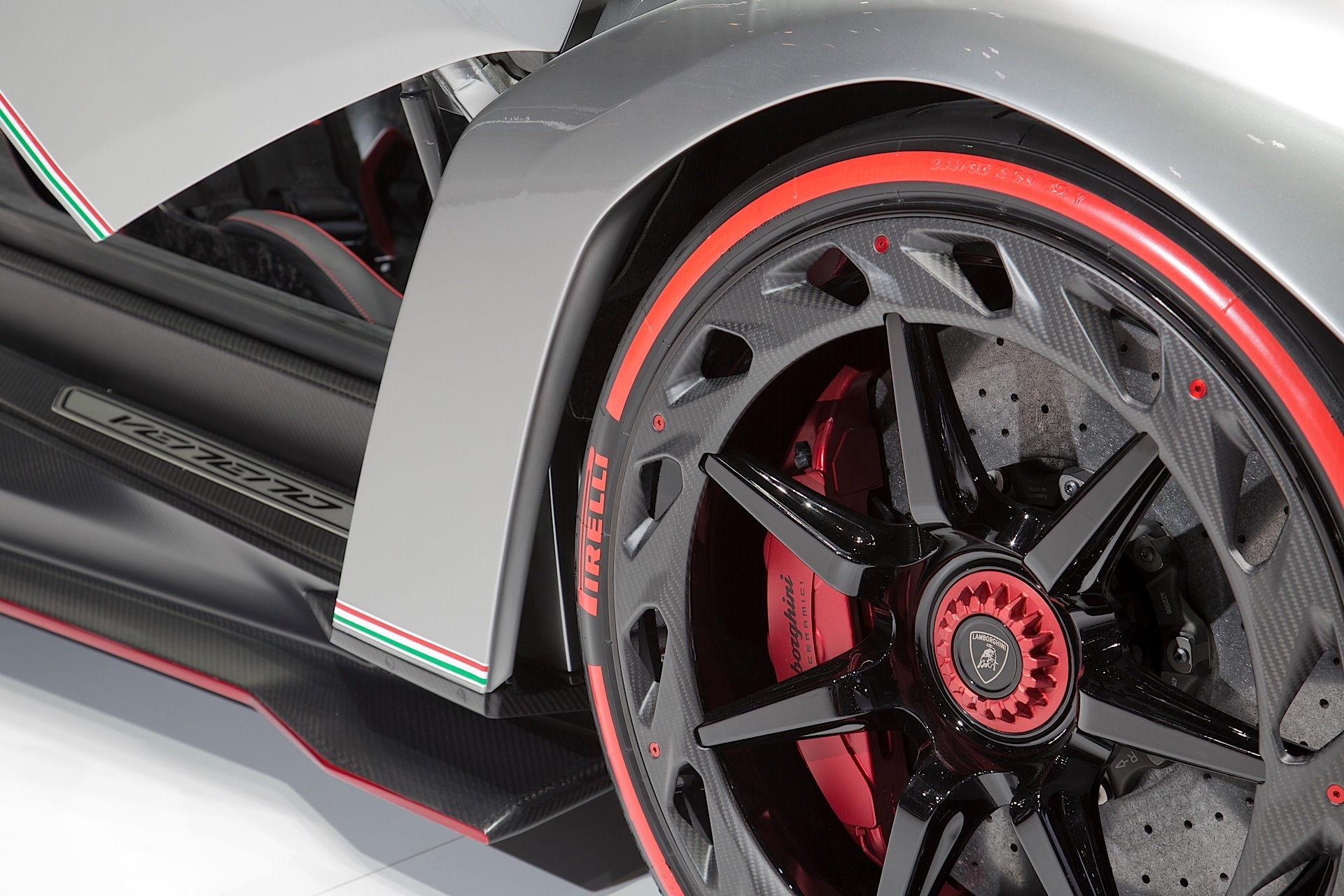 Lamborghini Veneno photo 17