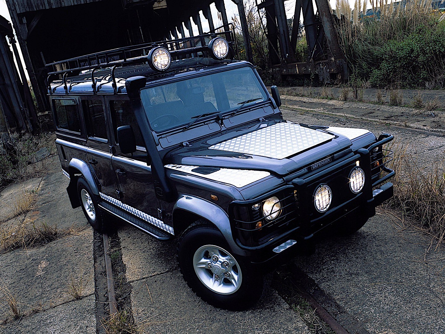 Land Rover Defender 110 photo 12
