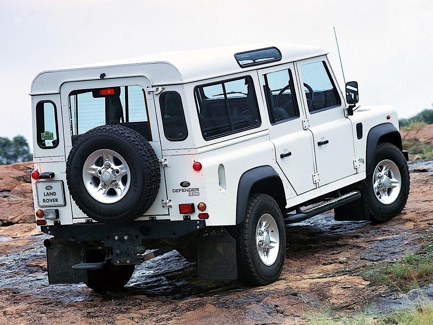 Land Rover Defender 110 photo 16