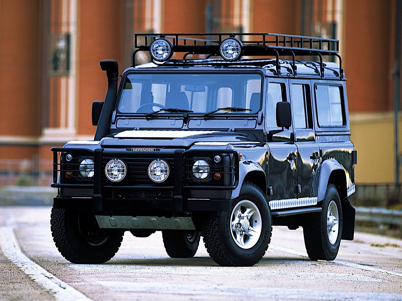 Land Rover Defender 110 photo 4