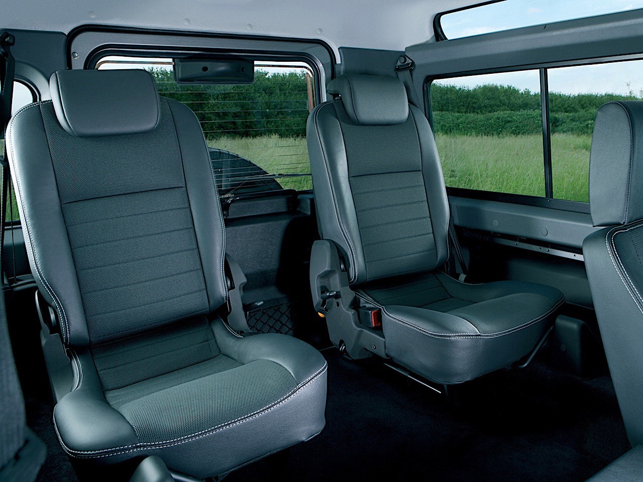 Land Rover Defender 110 photo 61