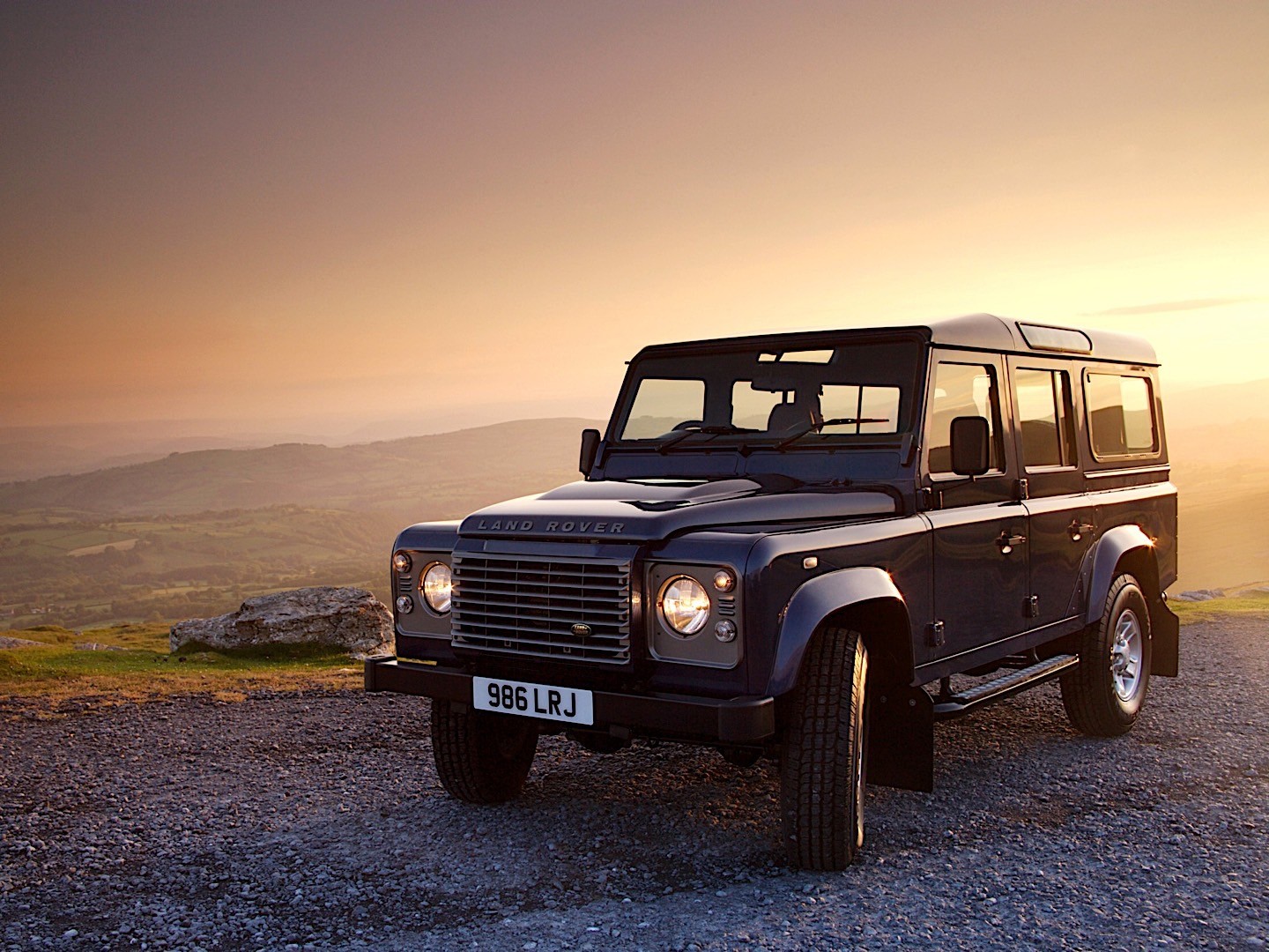Land Rover Defender 110 photo 12