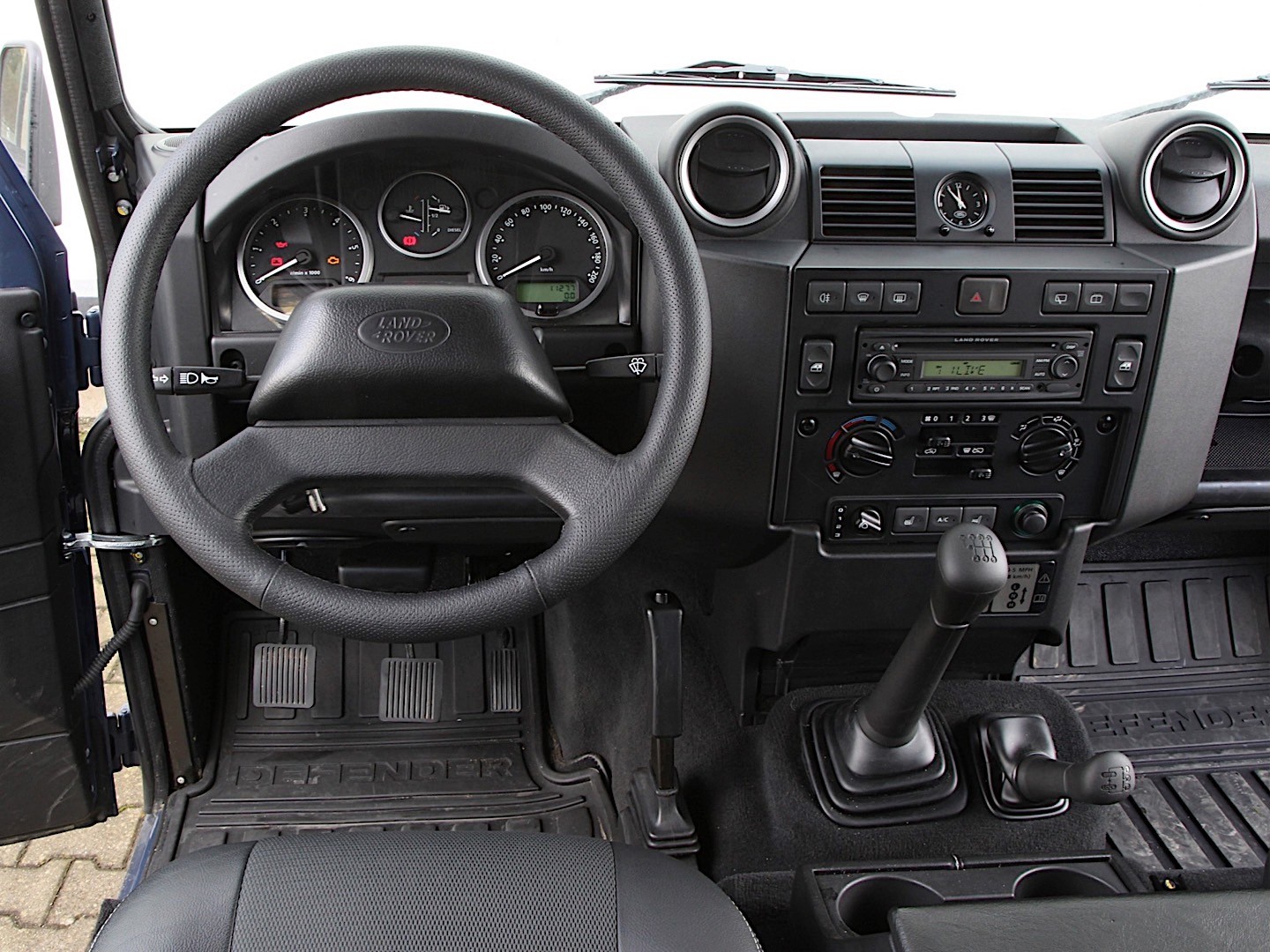 Land Rover Defender 110 photo 64