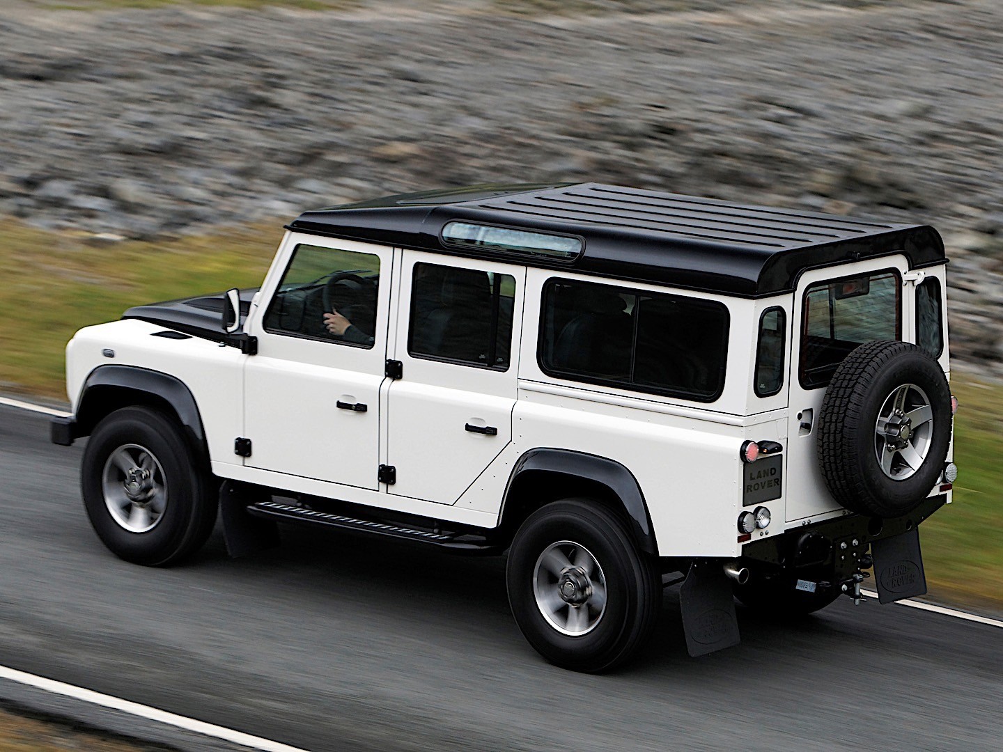Land Rover Defender 110 photo 27
