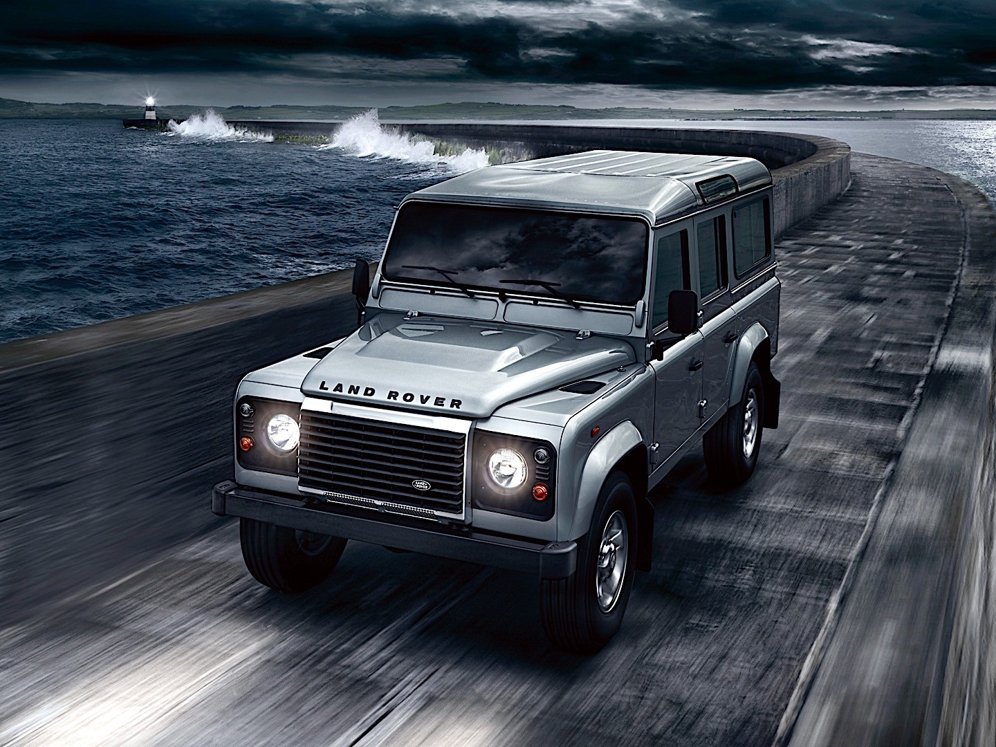Land Rover Defender 110 photo 35
