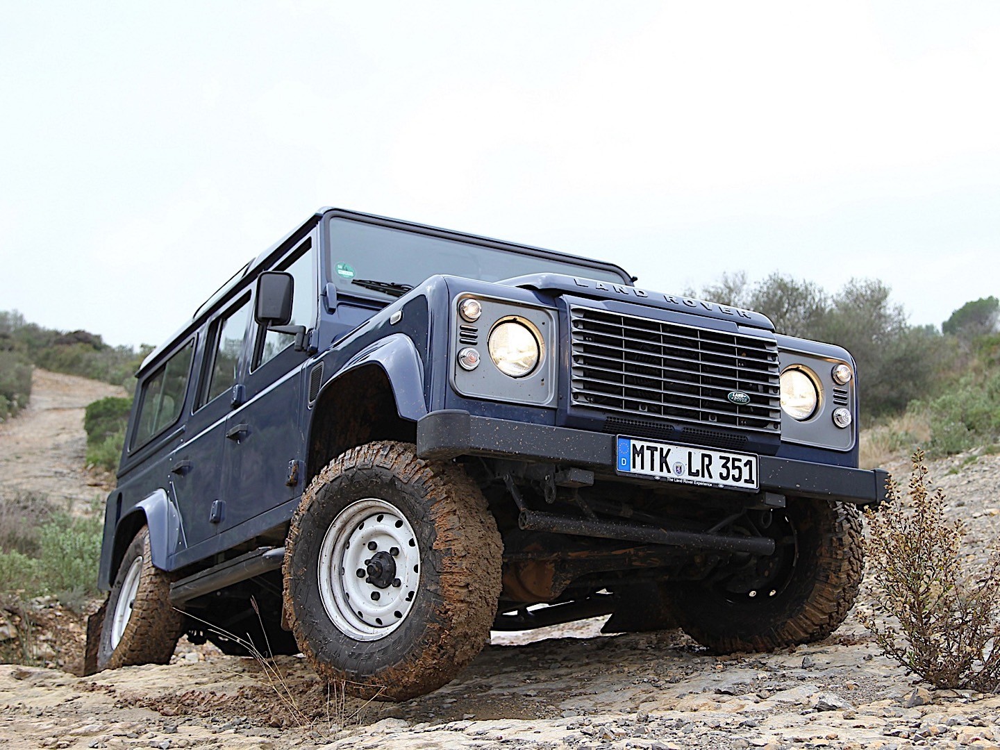 Land Rover Defender 110 photo 38