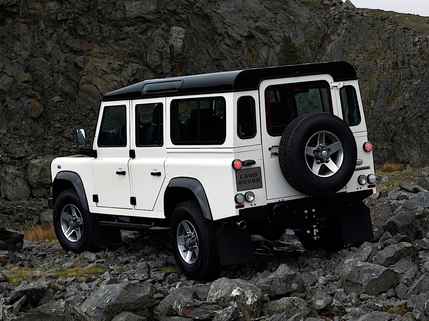 Land Rover Defender 110 photo 43