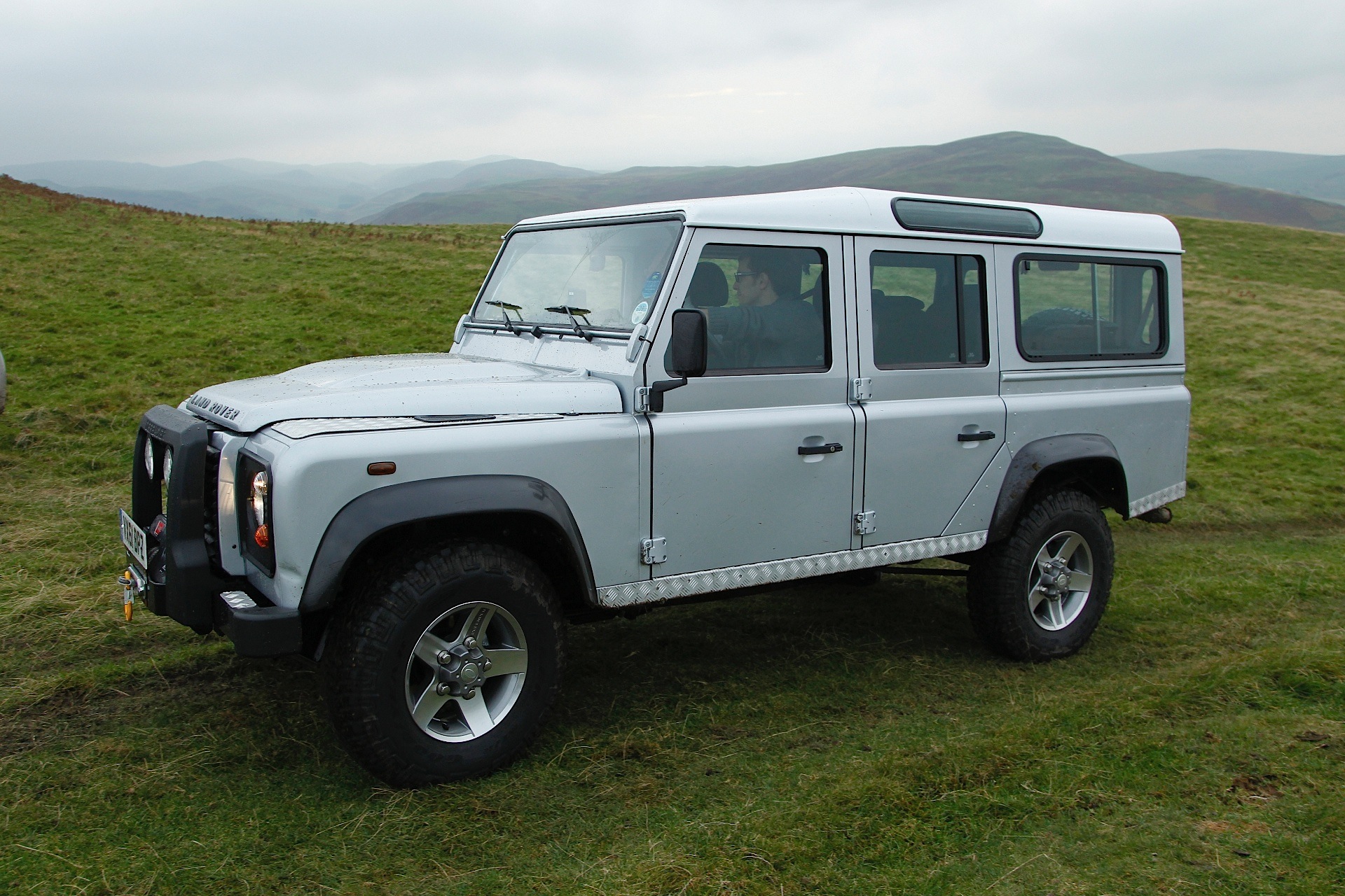 Land Rover Defender 110 photo 9