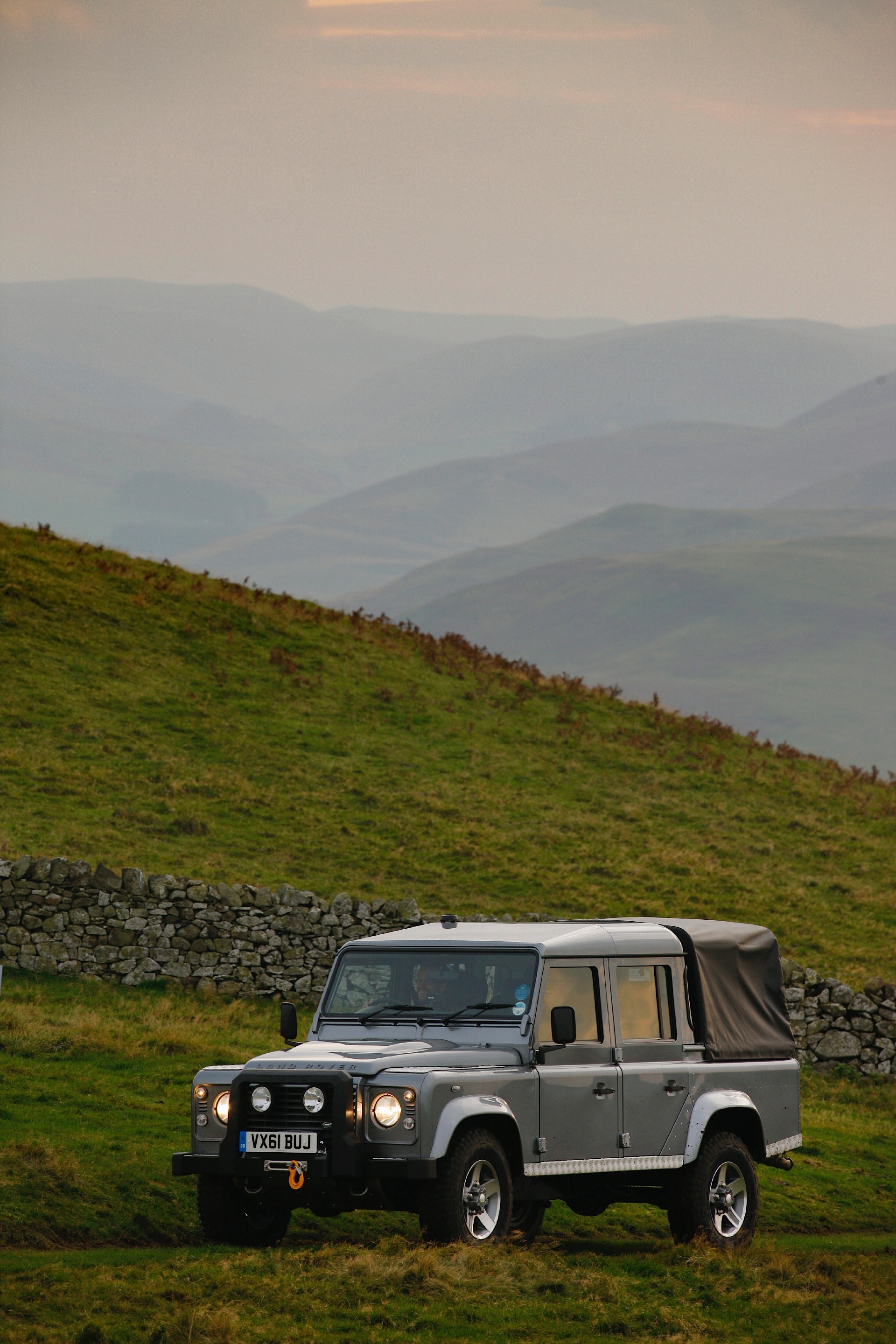 Land Rover Defender 110 photo 11