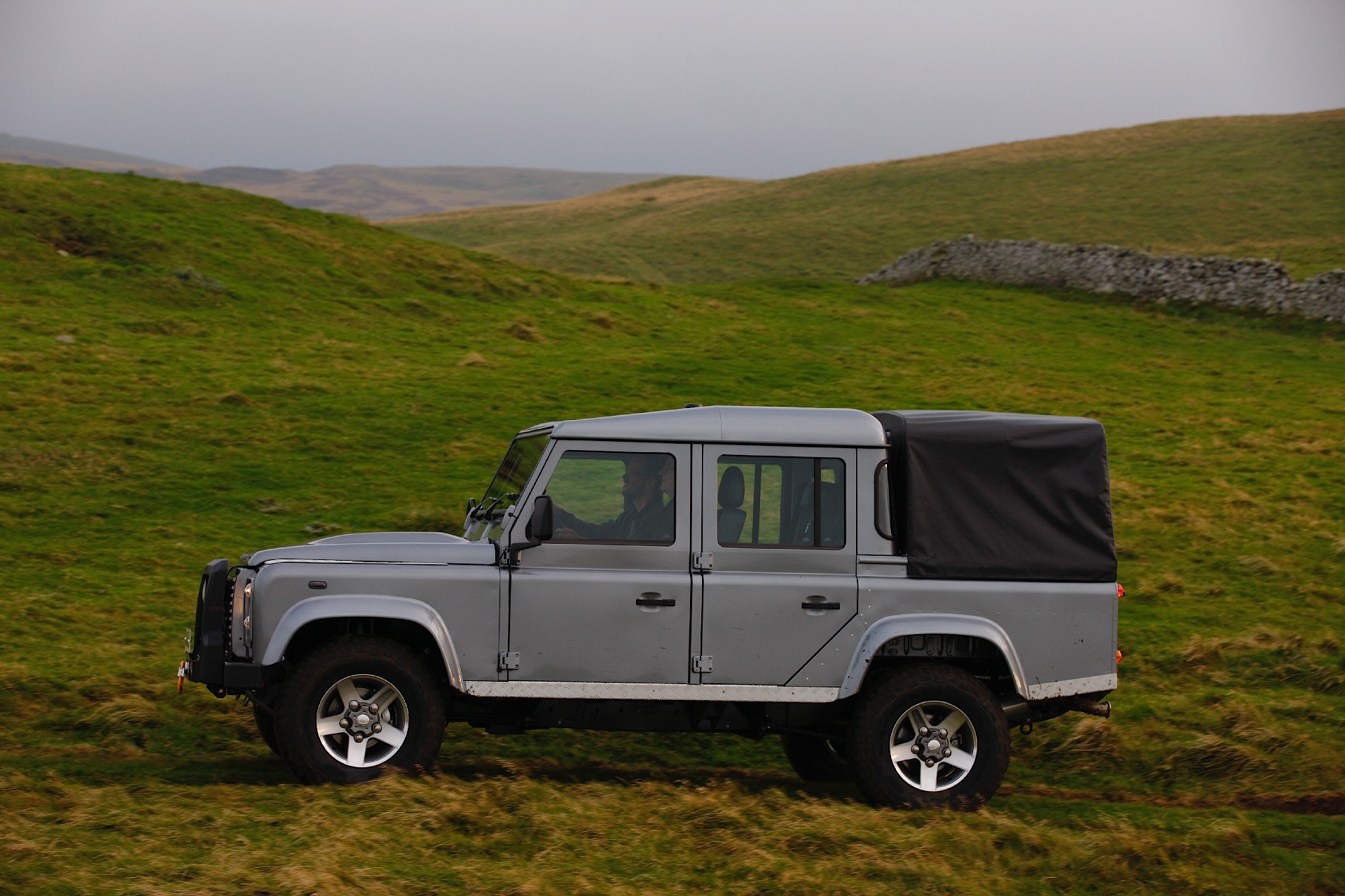 Land Rover Defender 110 photo 12