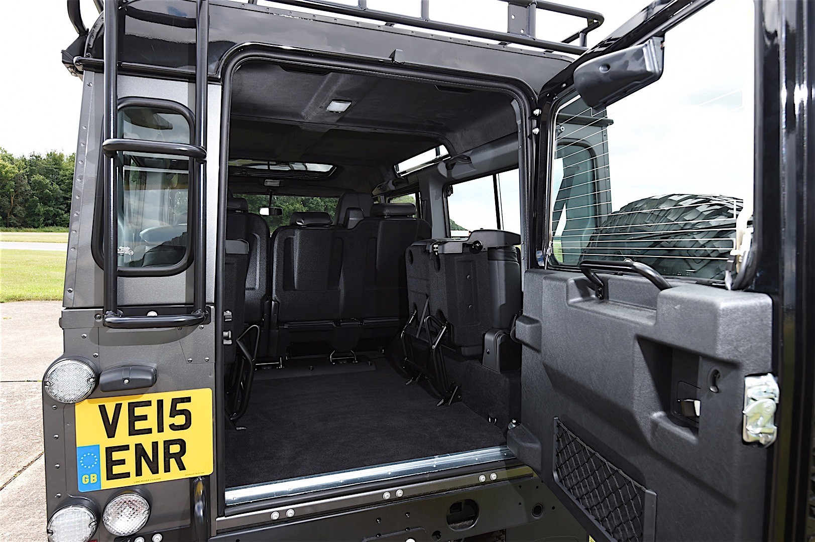Land Rover Defender 110 photo 57