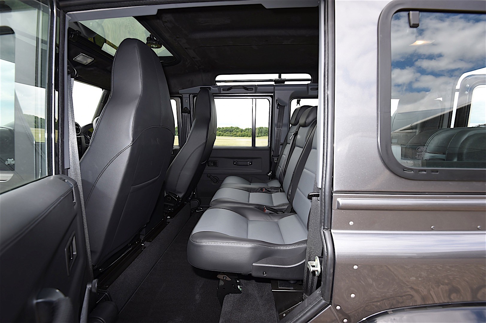 Land Rover Defender 110 photo 58