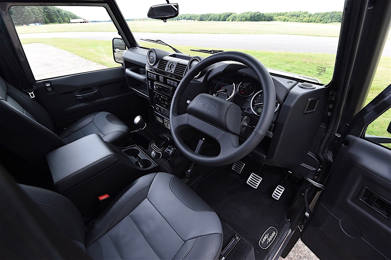Land Rover Defender 110 photo 59