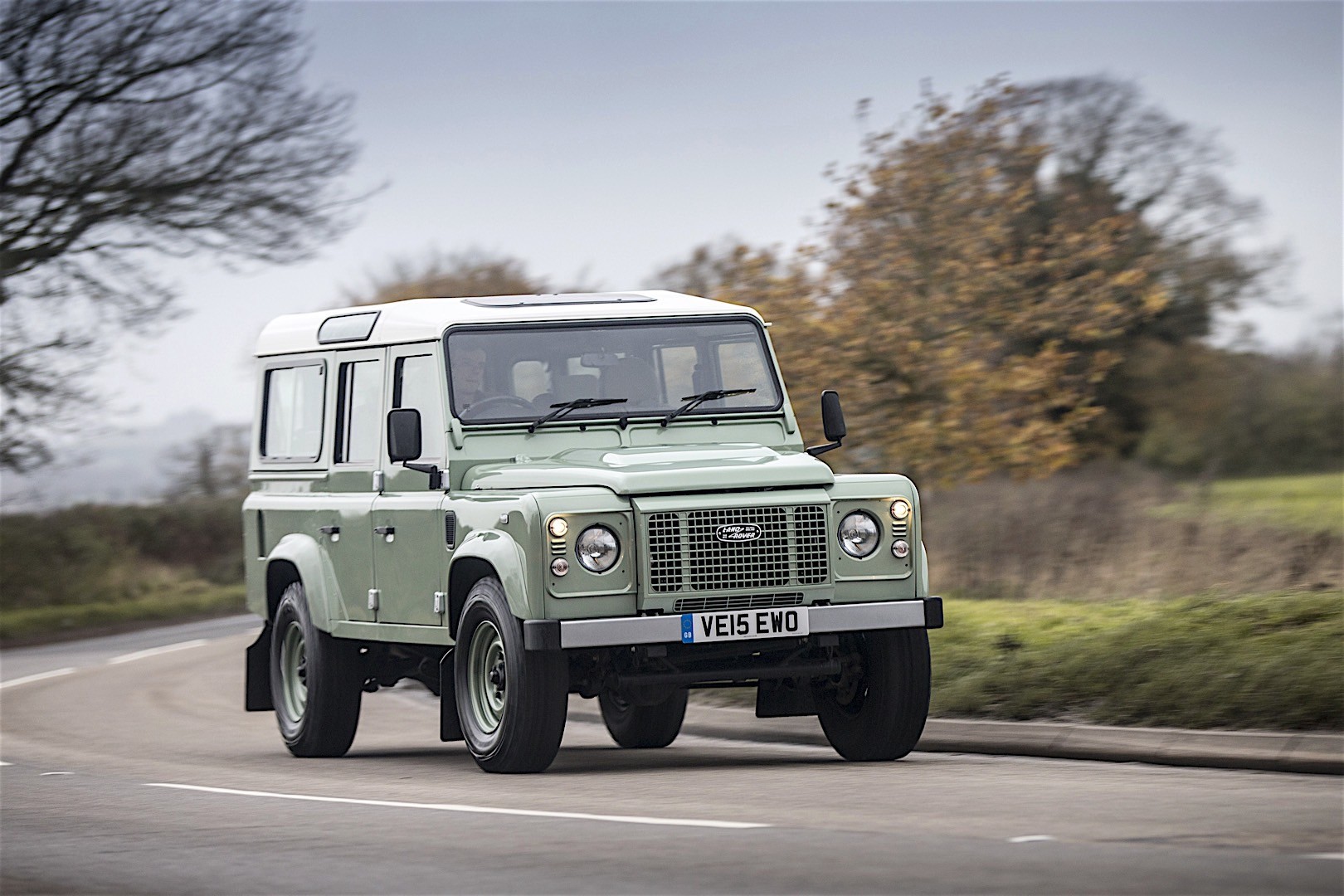 Land Rover Defender 110 photo 17