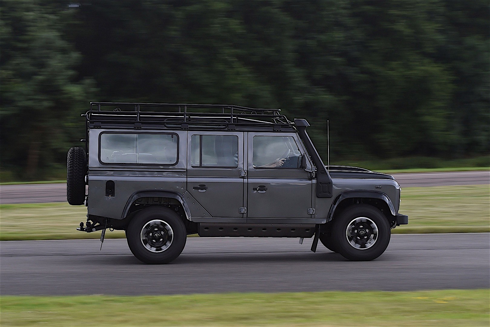 Land Rover Defender 110 photo 26