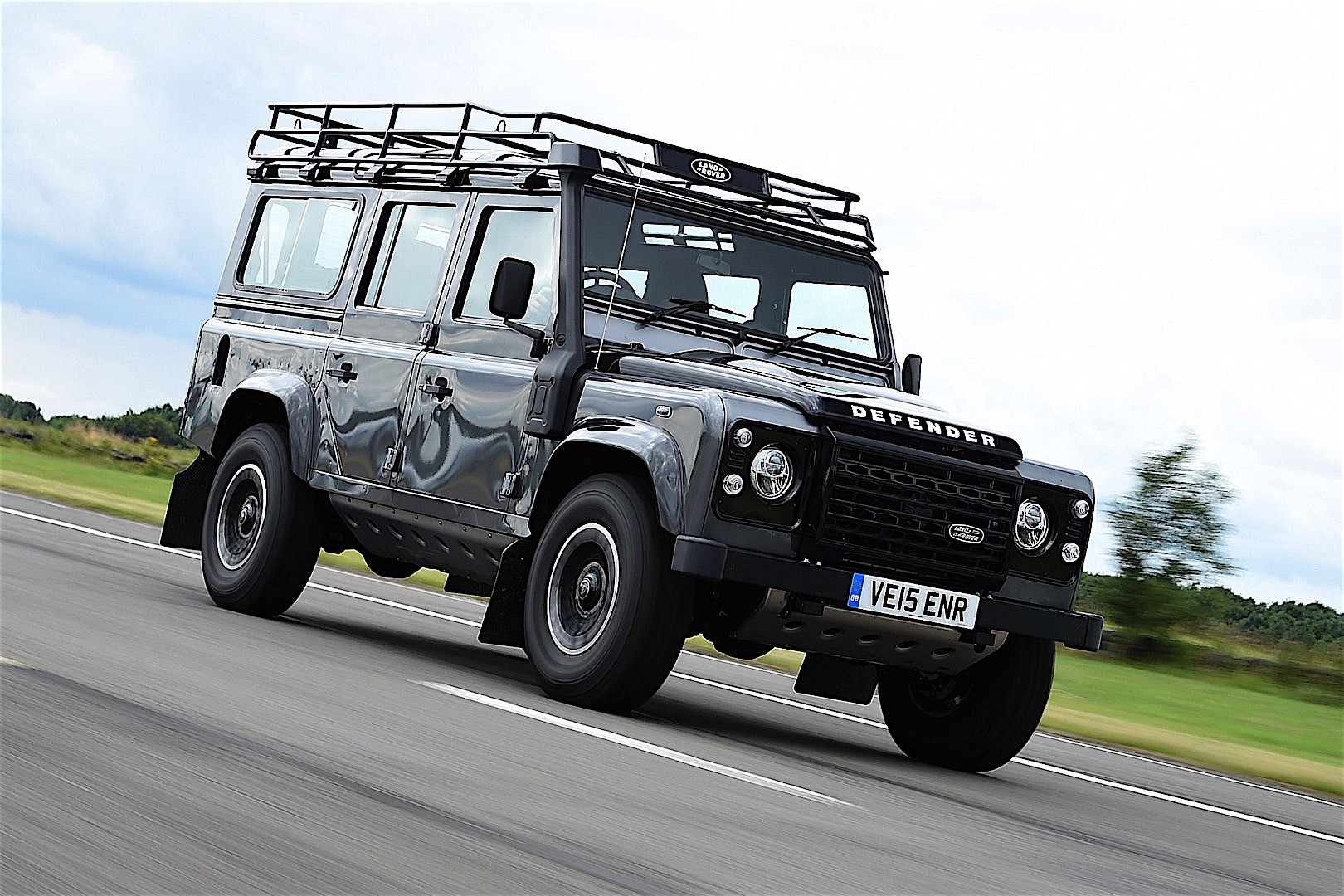 Land Rover Defender 110 photo 28