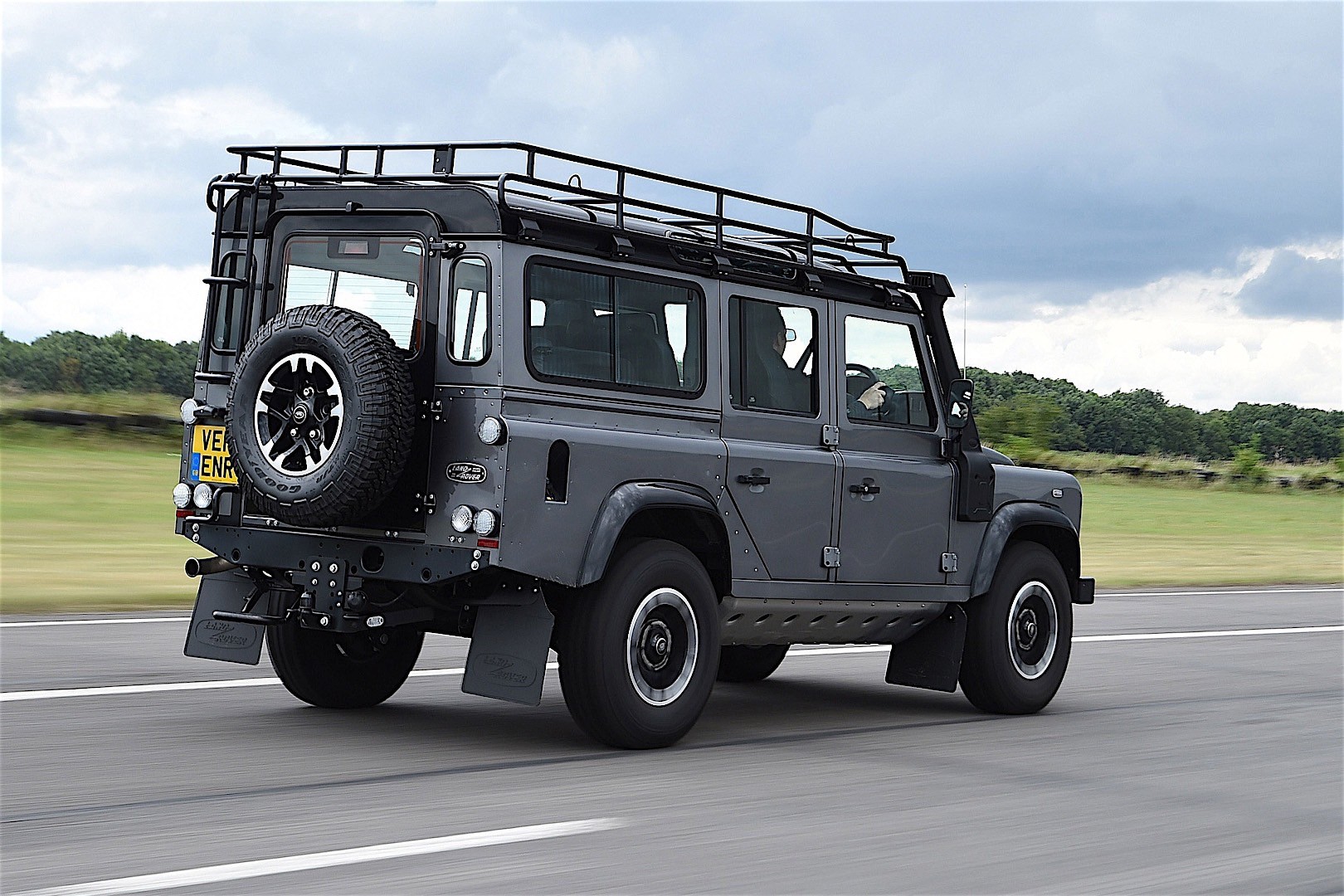 Land Rover Defender 110 photo 29