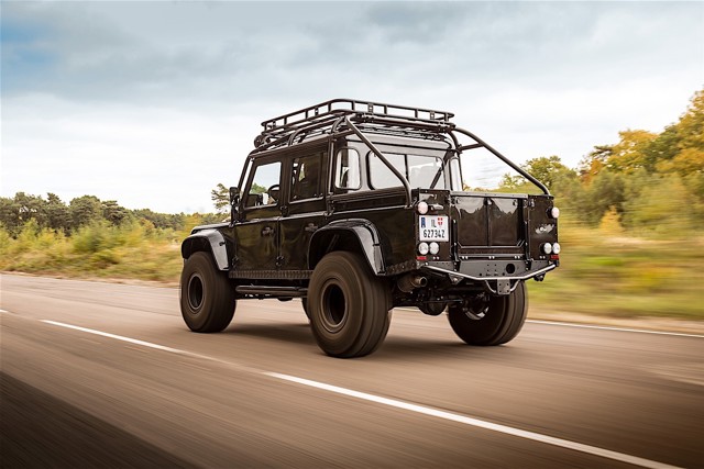 Land Rover Defender 110 photo 44