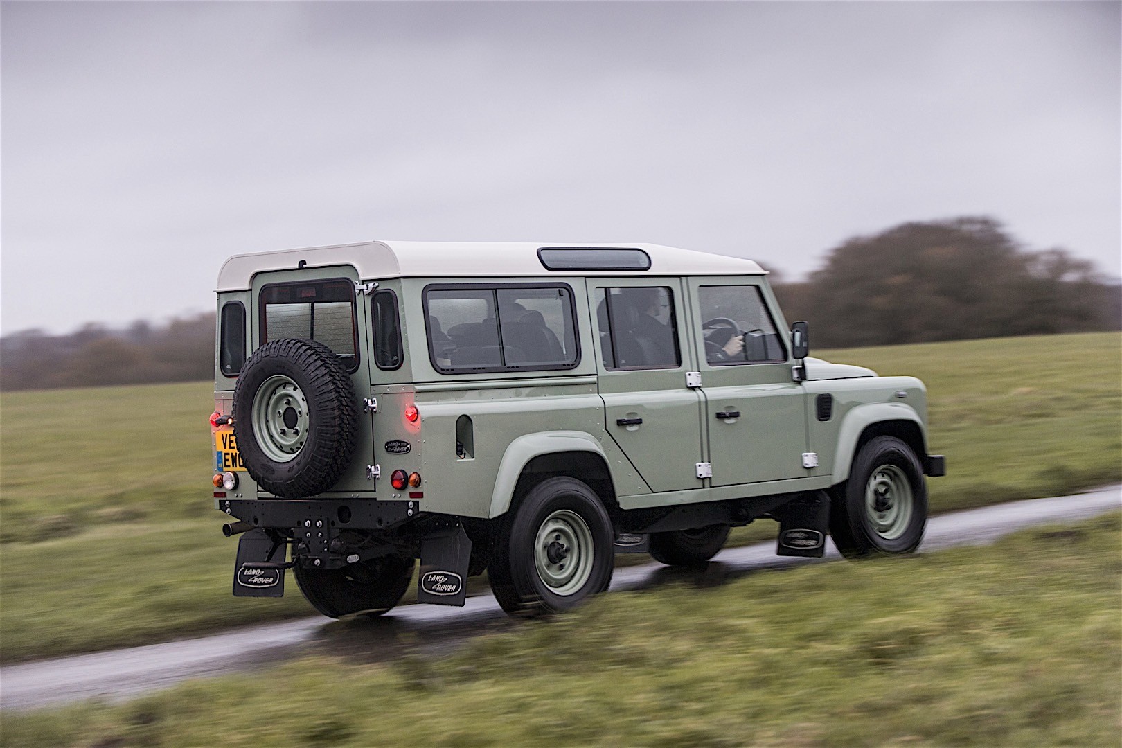 Land Rover Defender 110 photo 47