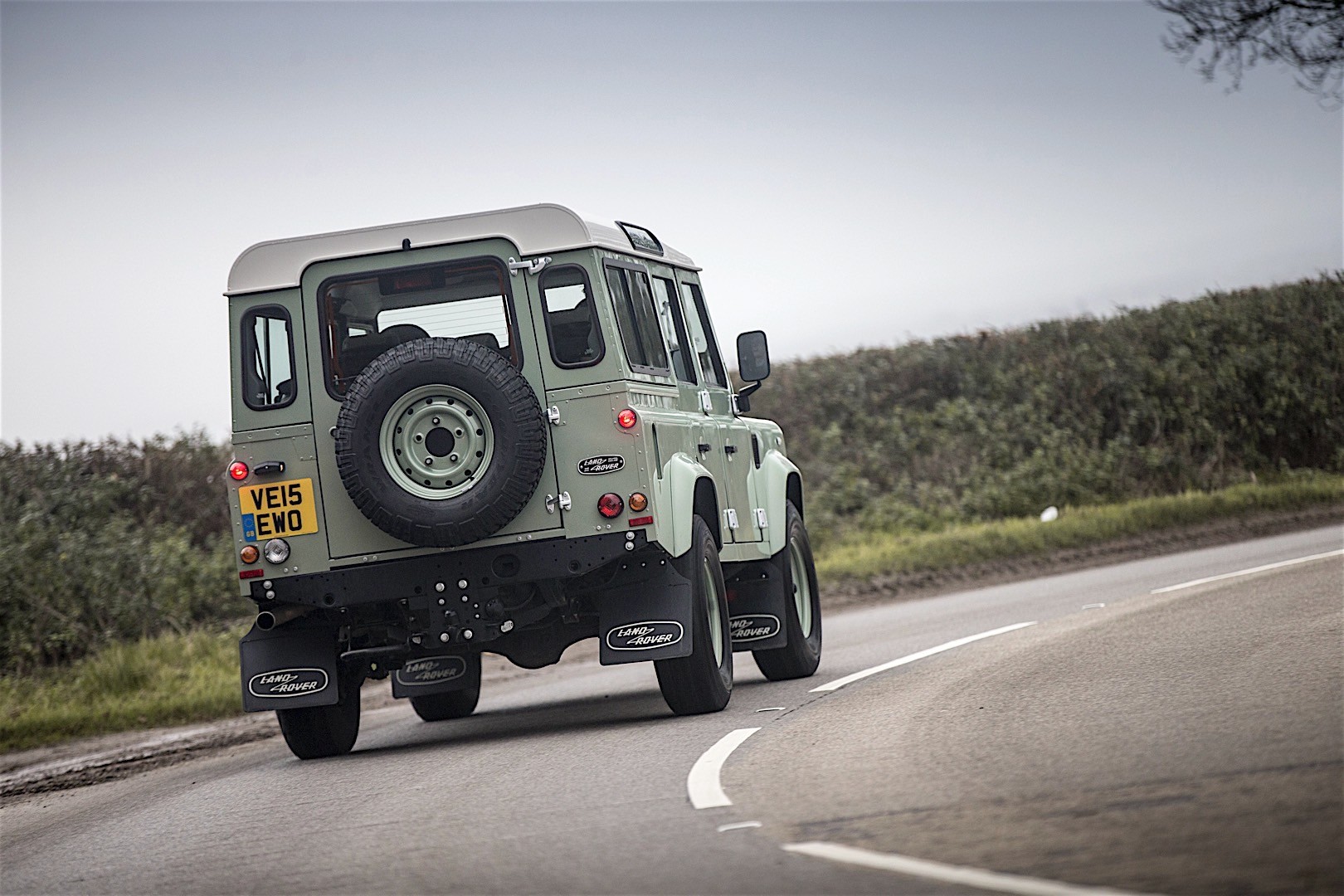 Land Rover Defender 110 photo 48