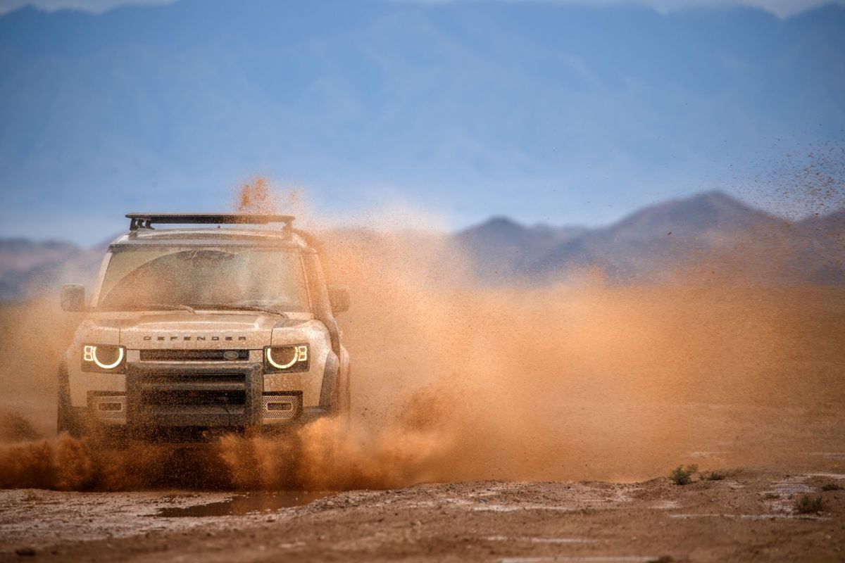 Land Rover LAND ROVER Defender 110 2.2L TD 6MT (122 HP)