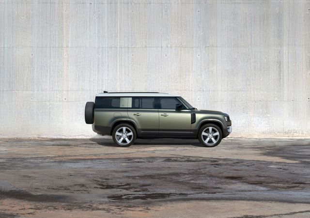Land Rover Defender 130 photo 3