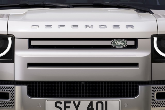 Land Rover Defender 130 photo 6