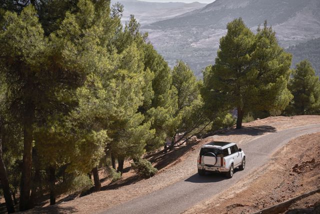 Land Rover Defender 130 photo 17