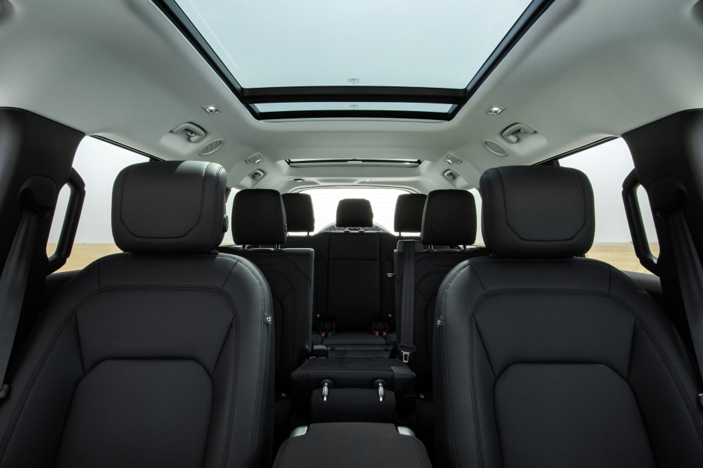 Land Rover Defender 130 photo 95