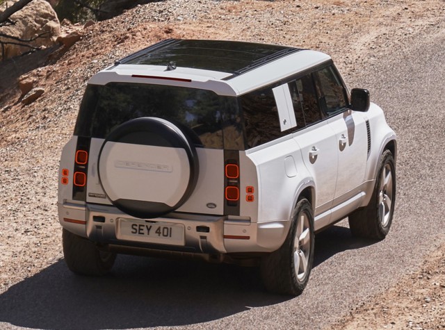 Land Rover Defender 130 photo 27