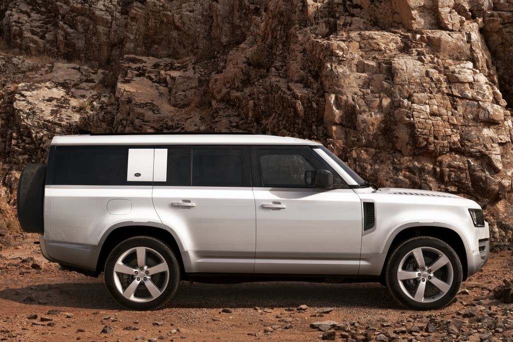 Land Rover Defender 130 photo 36