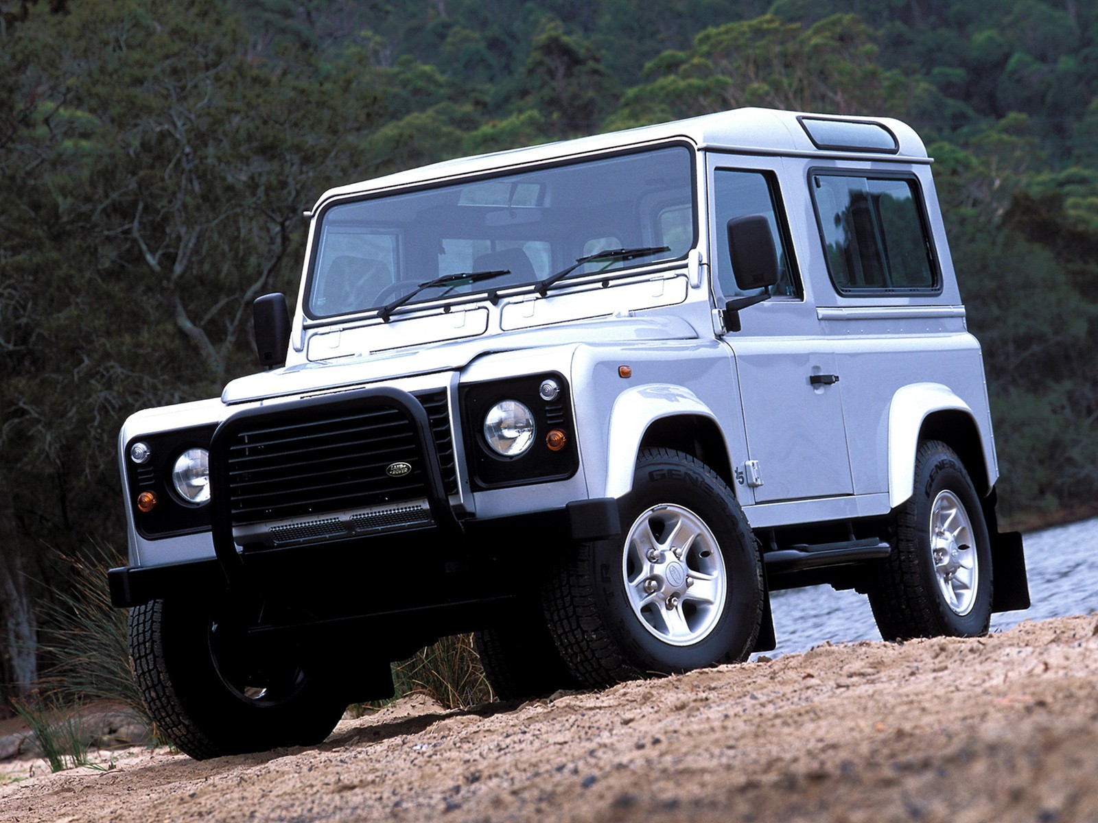 Land Rover Defender 90 photo 10