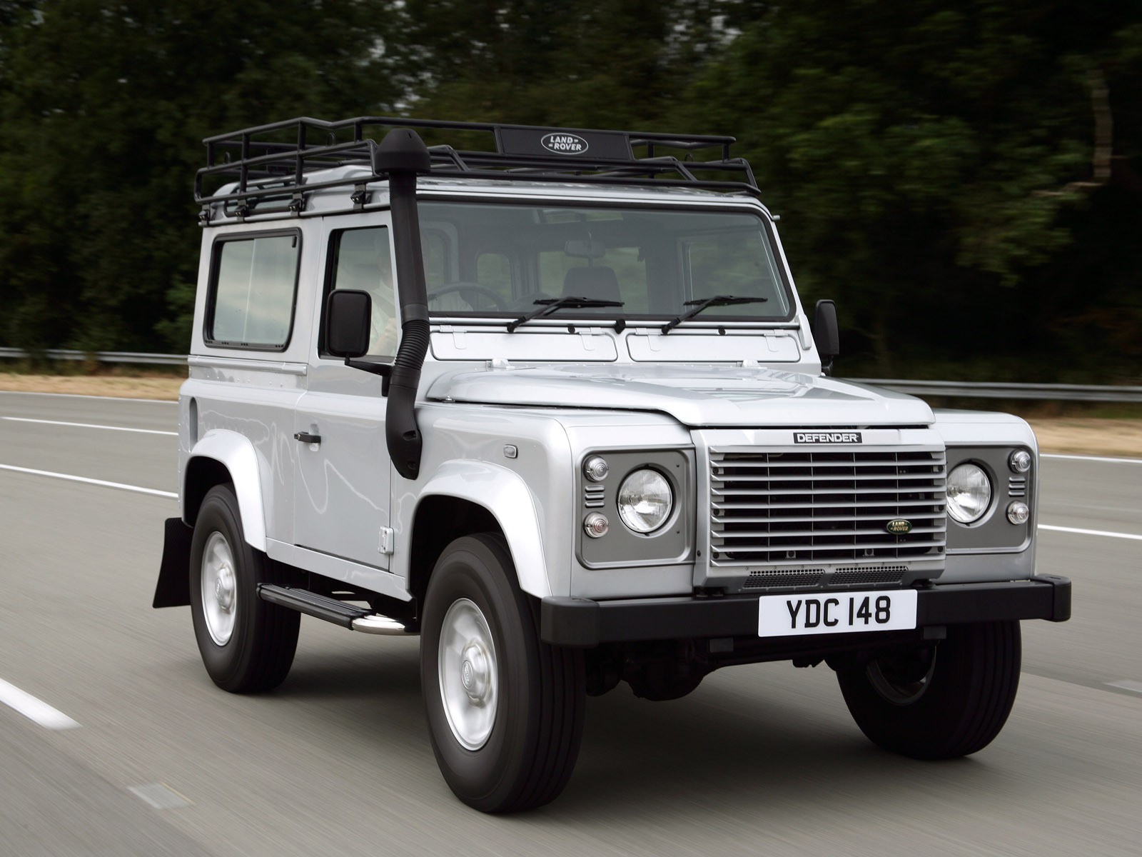 Land Rover Defender 90 photo 11